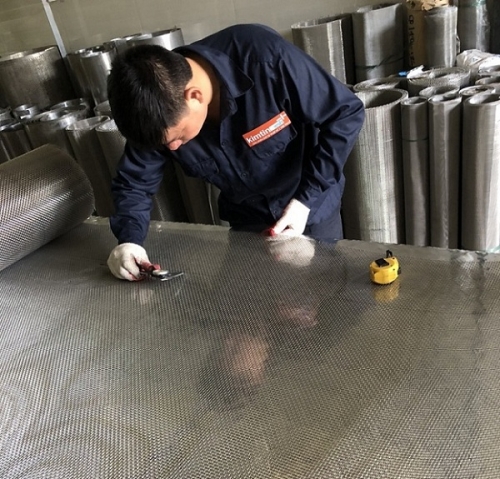 Sự giống nhau và khác nhau giữa lưới lọc inox và lưới sàng inox